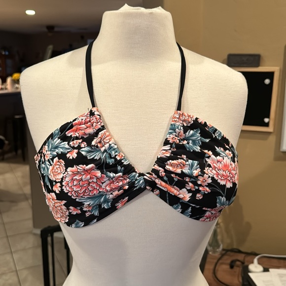 Bikini - Picture 3 of 7